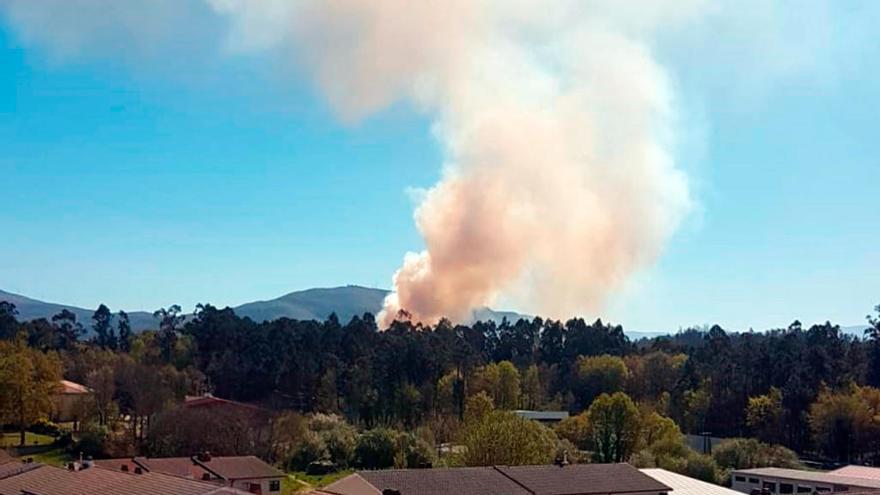 Columna de humo del incendio de Ponteareas // FV