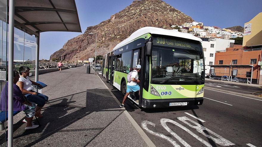 Un usuario sube a la guagua de la línea 910 (Intercambiador-Playa de Las Teresitas), en San Andrés. | | MARÍA PISACA