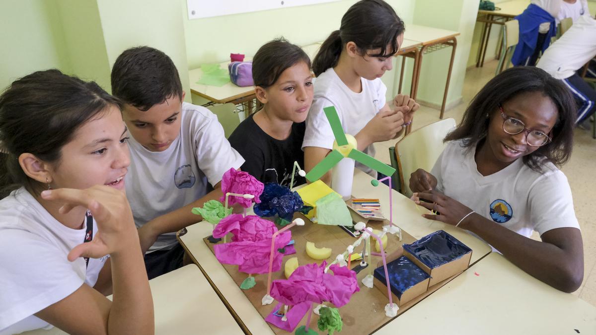 Un grupo de sexto de primaria explica cómo sería su parque con energías renovables.