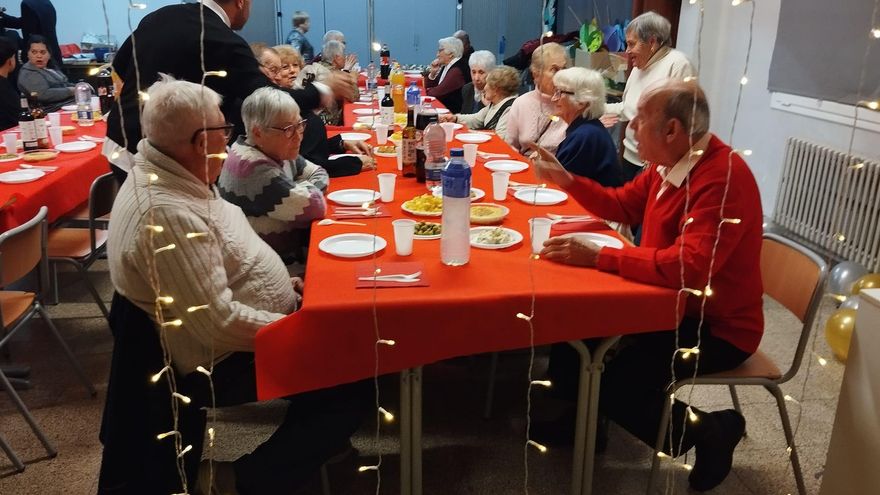 L’Escola Montserrat serveix caliu a una trentena de persones en el Sopar de Cap d’Any en Companyia