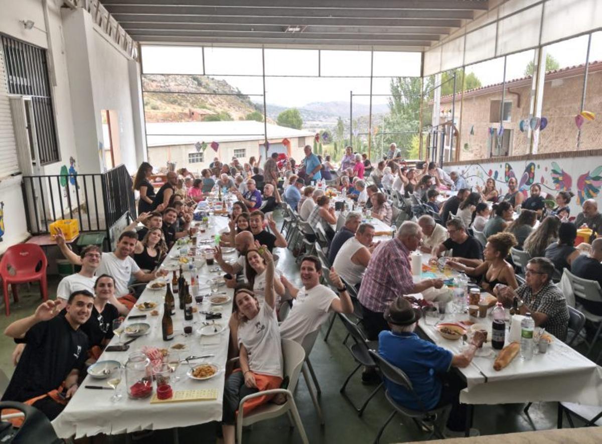 Grandes y pequeños se reunieron para una buena comida. | SERVICIO ESPECIAL