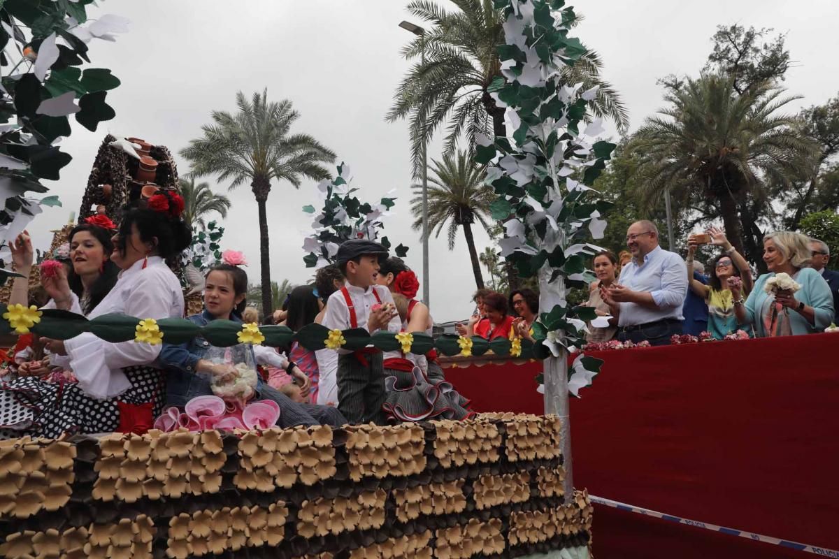 Miles de cordobeses participan en la Batalla de las Flores