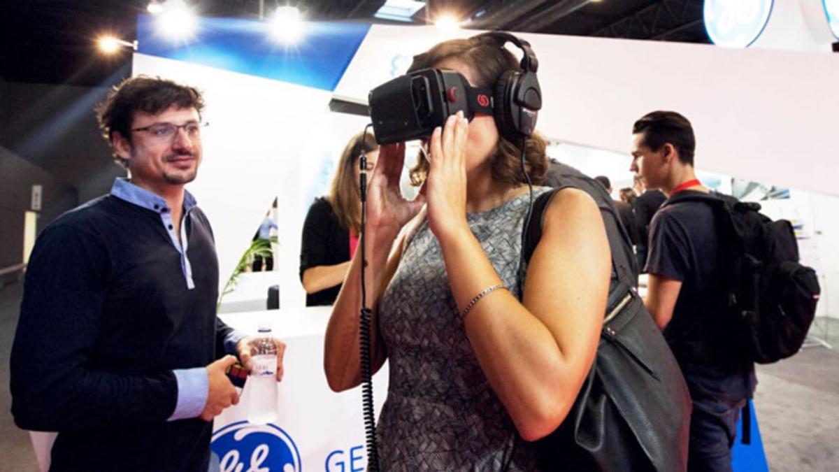 Una asistente a la pasada edición del IoTSWC prueba una aplicación de realidad virtual