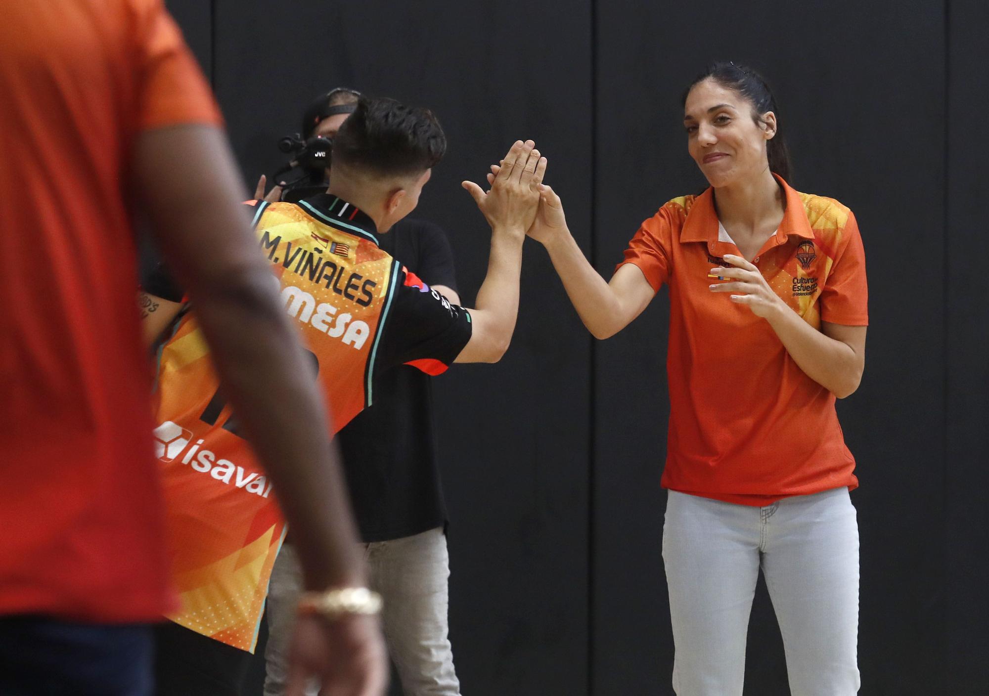 Los pilotos del Mundial de Motociclismo juegan a baloncesto en L´Alqueria del Basket