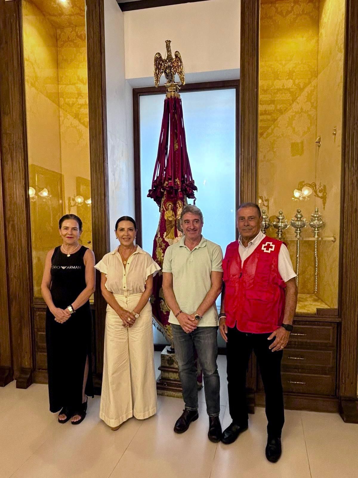 Representantes TM Grupo Inmobiliario, Cruz Roja y el Ayuntamiento de Orihuela.