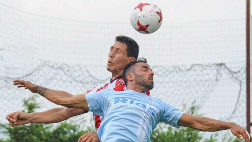 La disputa de un balón aéreo en San Pedro. // Iñaki Abella