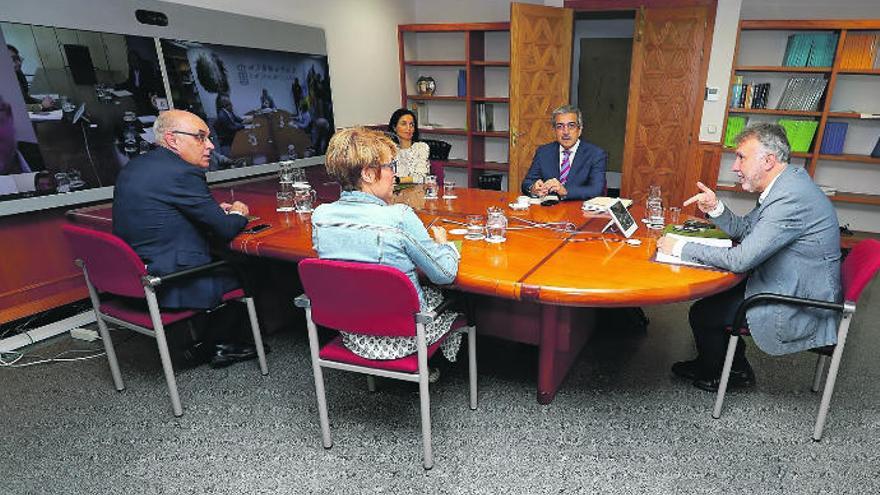 Ángel Víctor Torres, flanqueado por los consejeros Elena Máñez y Román Rodríguez, preside la reunión, ayer, del comité de gestión económica.