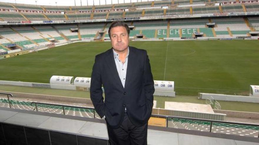 El presidente del Elche, José Sepulcre, ayer, en las gradas del estadio Martínez Valero.