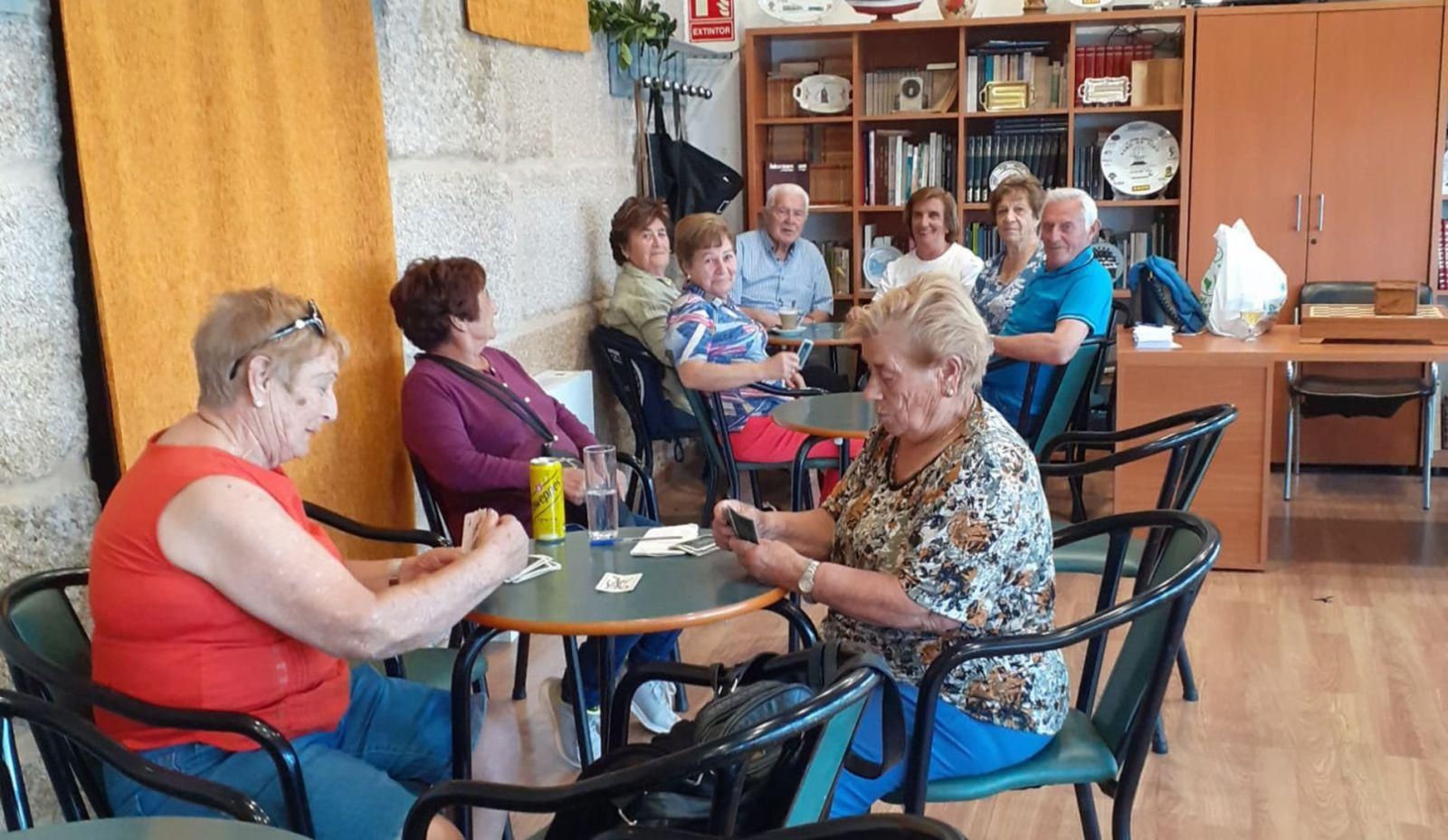 Usuarios, ayer, en el Clube de Xubilados Nosa Señora do Carme de Moaña.