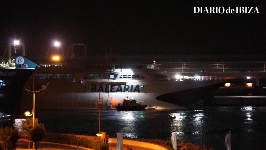 El 'Pinar del río', remolcado el jueves de madrugada en el puerto de Ibiza