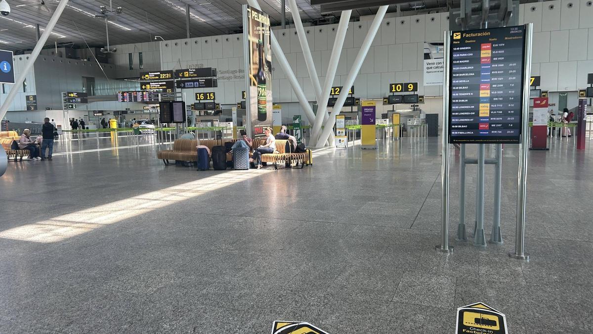 Pasajeros en el interior del aeropuerto de Santiago