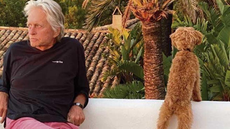 El actor Michael Douglas mantiene la distancia social con su mascota en s&#039;Estaca. La instantánea la compartió el domingo su mujer Catherine Zeta-Jones.