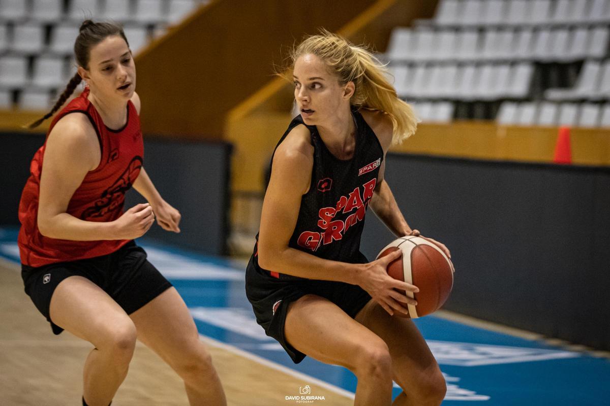 El primer entrenament de Palenikova amb l'Spar Girona, avui a Fontajau.