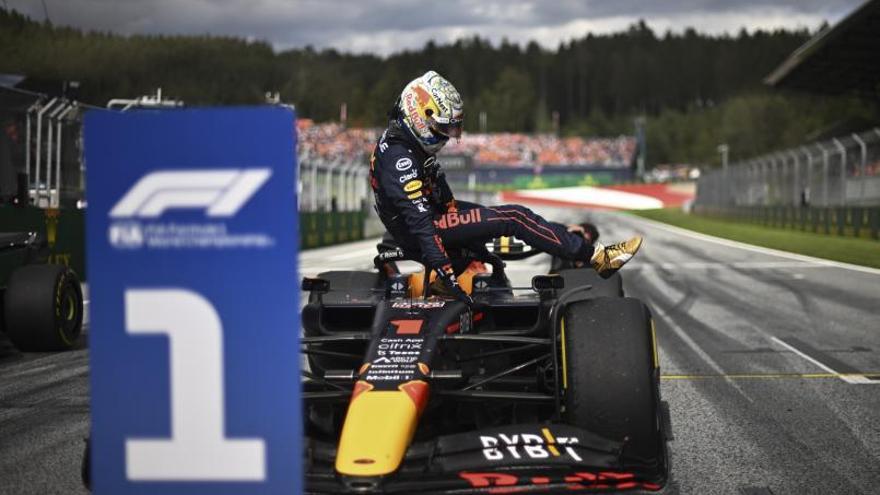 Verstappen baixa del monoplaça després de guanyar la cursa a l’esprint. | CHRISTIAN BRUNA/EFE