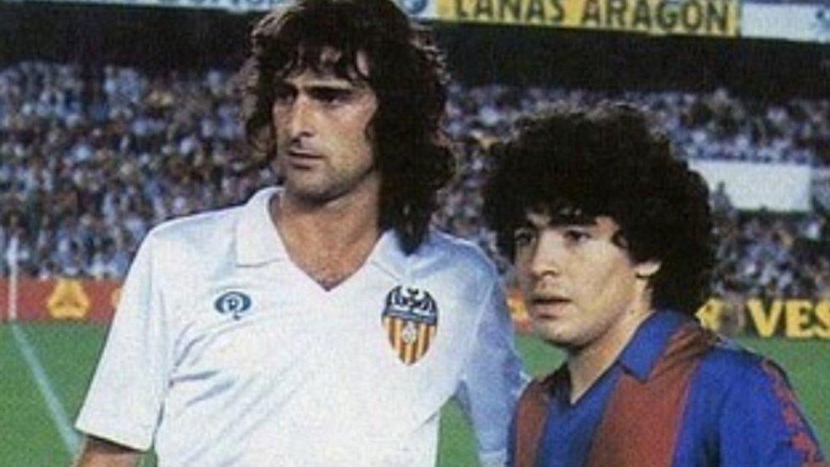 Kempes junto a Maradona en un partido de Liga