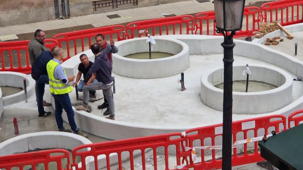 Los técnicos del Concello y de la empresa, así como los dirigentes políticos, se reunieron varias veces “a pie de alcantarilla” para ver qué hacer. En la foto, el encuentro mantenido el pasado jueves