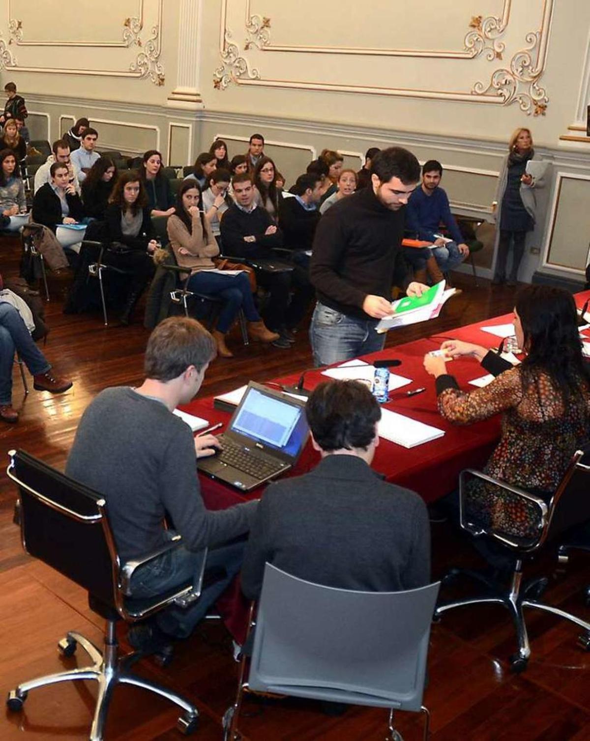 Titulados en FP en un foro para posibles contratos. // Rafa Vázquez