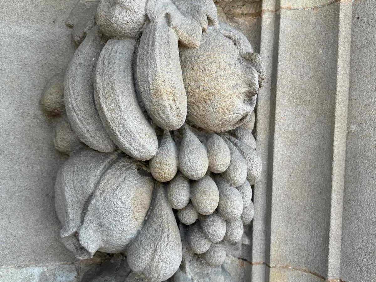 Puig i Cadafalch decoró con lo que viene siendo una dieta sana el portal de la finca que hoy es un McDonald's en paseo de Gràcia.