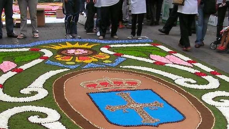 Castropol muestra su arte floral en un congreso en Cataluña