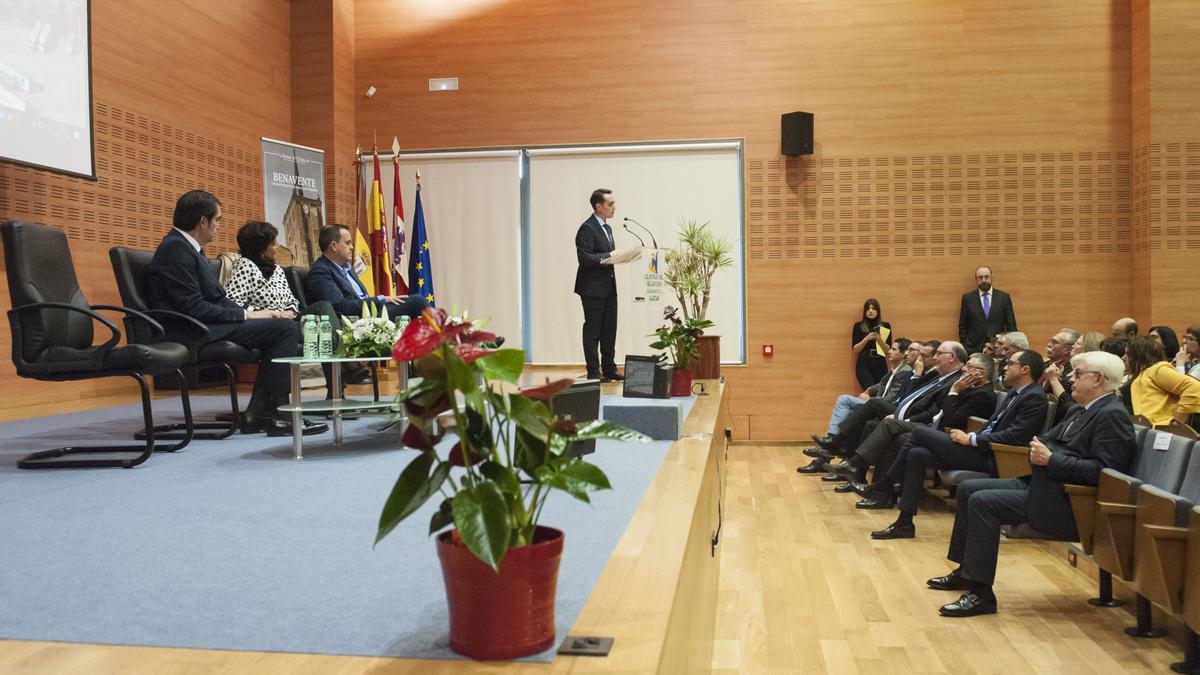 Luciano Huerga, alcalde de Benavente, durante la presentación del Puerta del Noroeste en el Edficio Centro de Negocios.