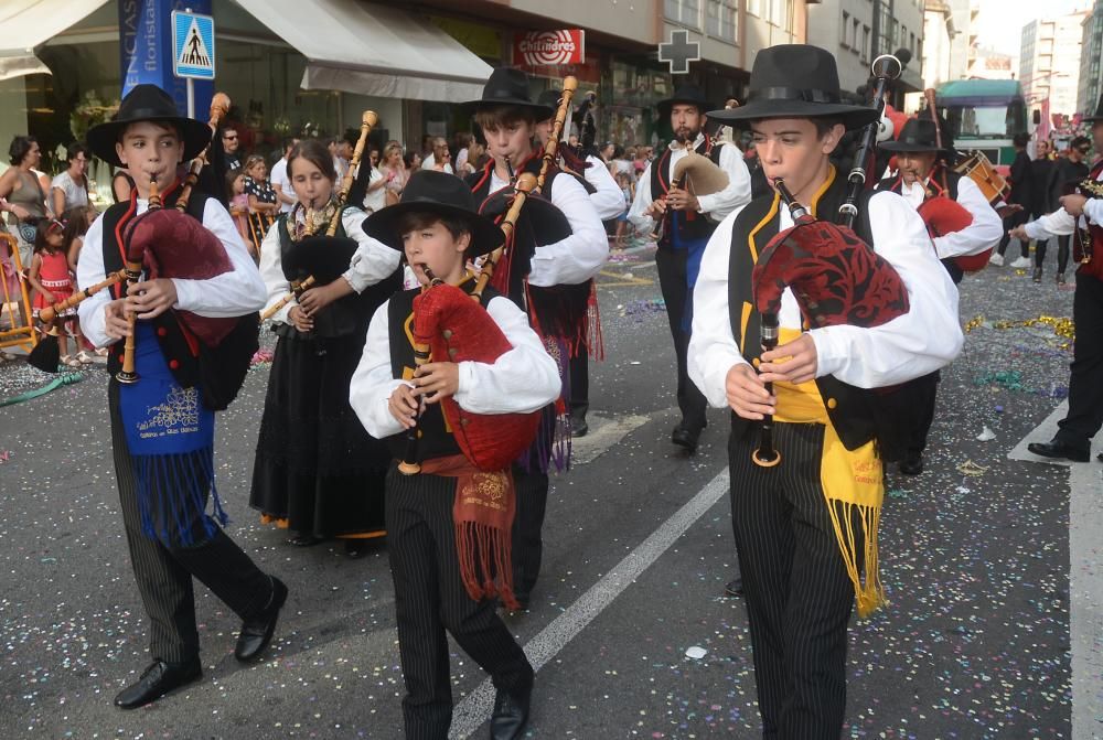 Carrozas y serpentinas llenan de color las calles de Pontevedra - La Bella y la Bestia y los Minnions, protagonistas de una Batalla de Flores que contó con la presencia de numeroso público