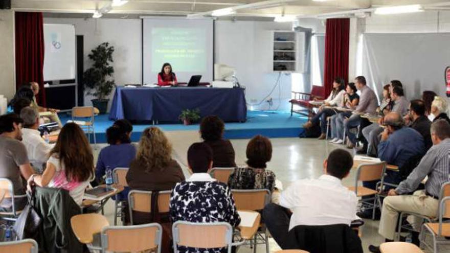 Los directores de los 18 centros educativos de Benidorm y el edil de Educación, reunidos.