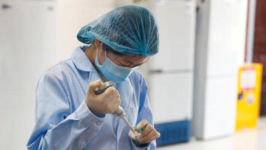 Un empleat en un laboratori de Beijing, a la Xina
