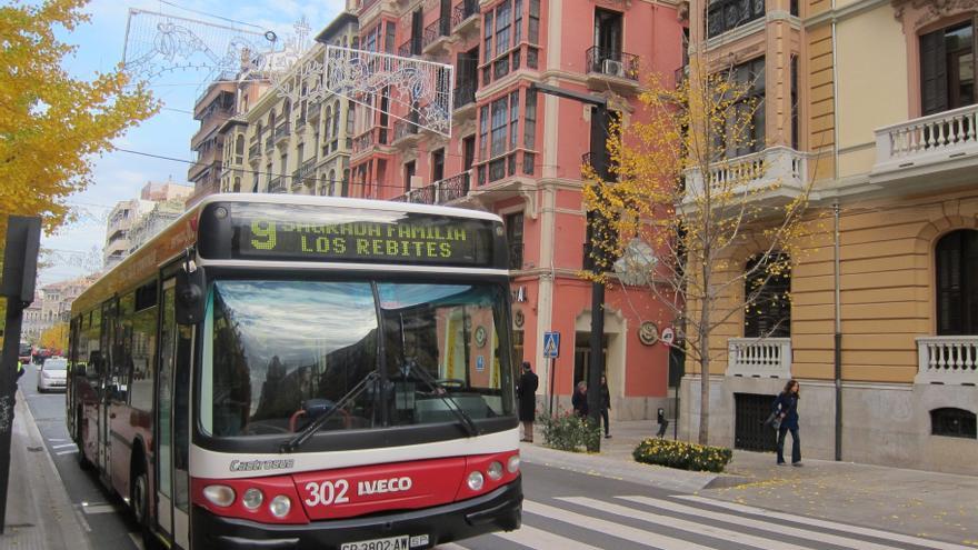 Archivo - Imagen de autobús de Transportes Rober, pasando por la Gran Vía de Granada