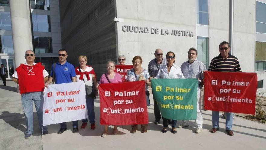 Concentración de miembros de la Plataforma ProAyuntamiento de El Palmar en 2013 frente a la Ciudad de la Justicia.