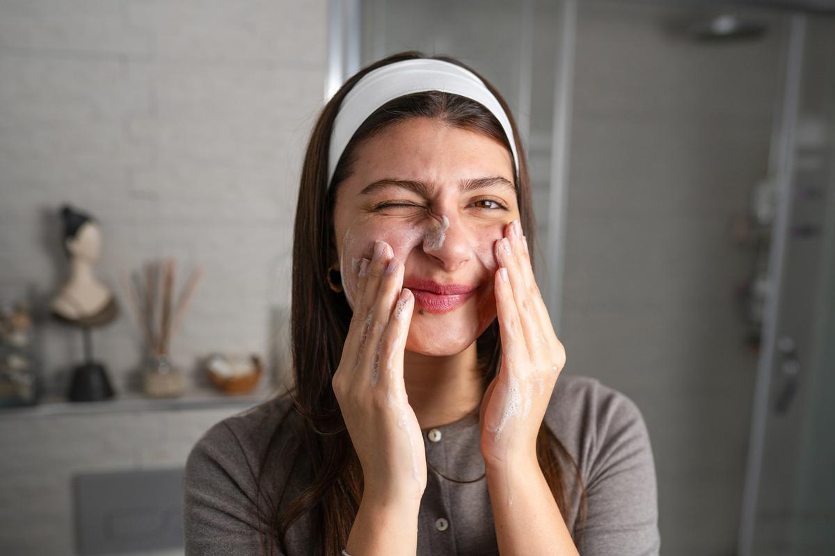 Cómo usar el gel limpiador de cara