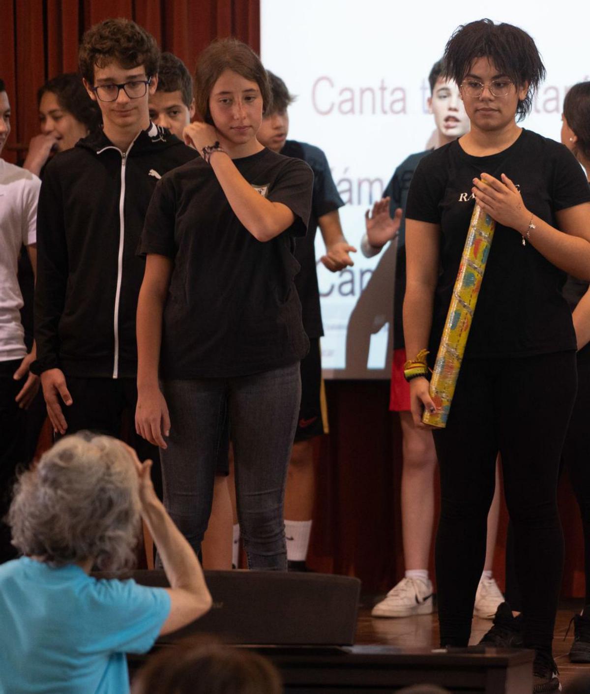 Los estudiantes atienden las instrucciones de la profesoras. | J. L. Fernández