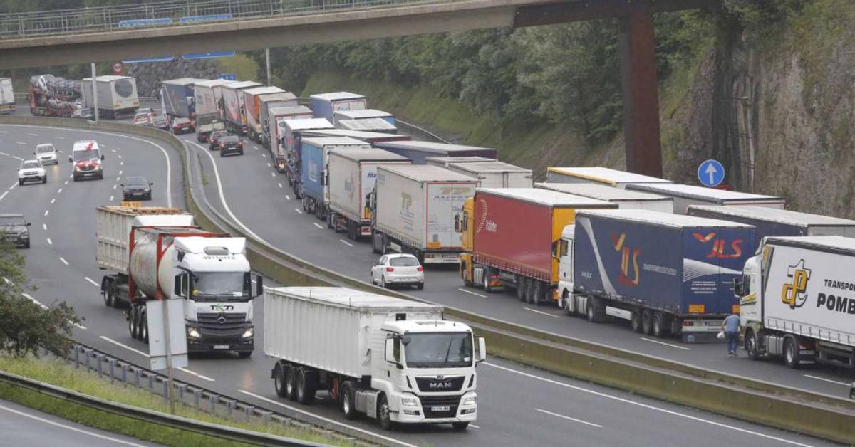 Tráfico de camiones en una autopista