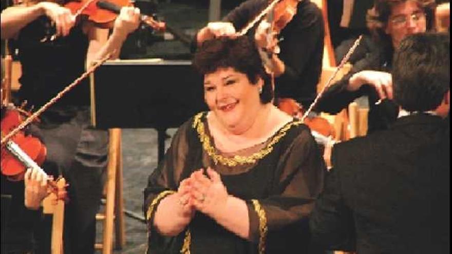 La soprano

 Ana María Sánchez durante el recital ofrecido ayer en el Teatro Castelar de Elda