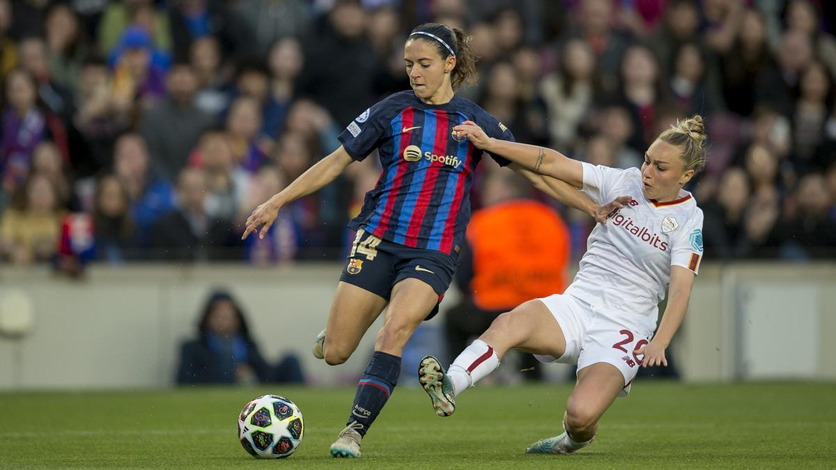 Aitana centa el balón ante la presión de Greggi 