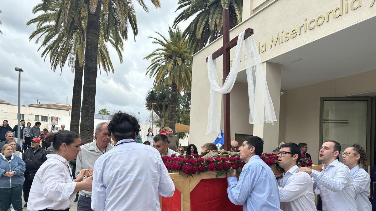 El Centro Asistencial San Juan de Dios celebra una procesión en vísperas de Semana Santa