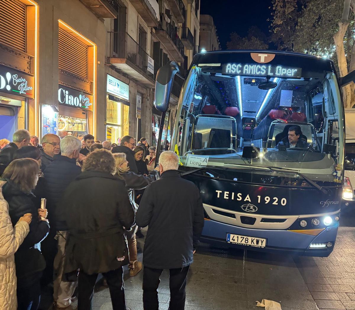 Aquest bus, que ens recollia enfront del Liceu el 30 de novembre passat, va haver de pagar una taxa municipal de 72€ per a portar-nos al Liceu, l’únic teatre d’òpera de Catalunya