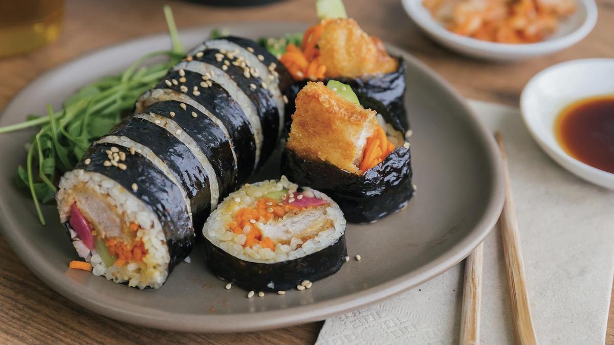 Uno de los platos de Mama Uma, un puesto de cocina coreana en el Mercado de Barceló (Madrid).