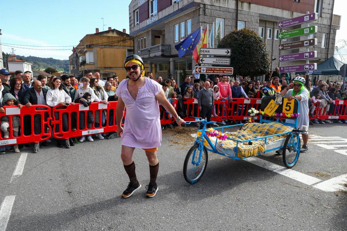"Os Rompecolchóns 2.0" se impone en una carrera de camas de Meaño que deja espectaculares imágenes