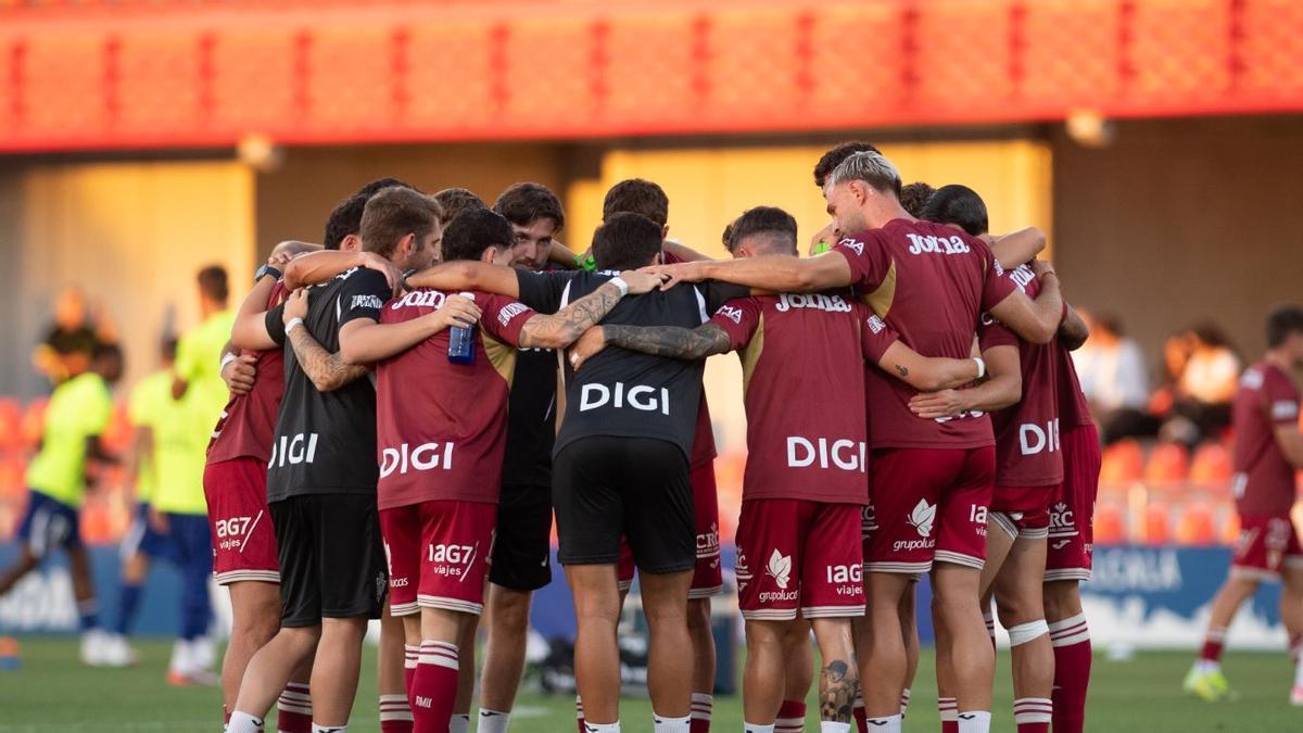 Piña de los jugadores del Real Murcia antes del partido del pasado fin de semana.