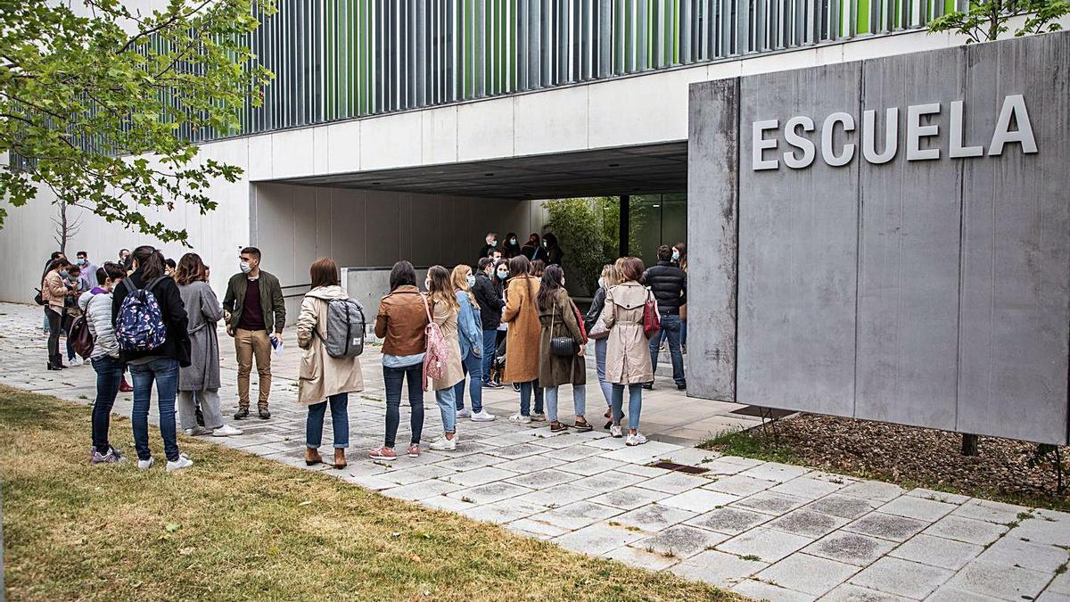 Los aspirantes a la entrada de la Escuela de Enfermería.