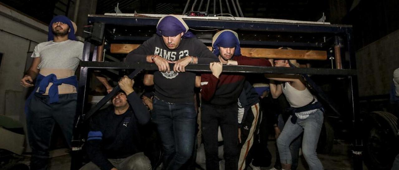 Costaleros del Cristo del Mar durante un descanso del ensayo que realizaron con el trono el pasado lunes. Este paso sale en procesión el Martes Santo.