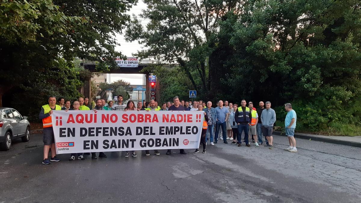 Trabajadores de Saint Gobian concentrados esta mañana a la entrada de la planta avilesina.