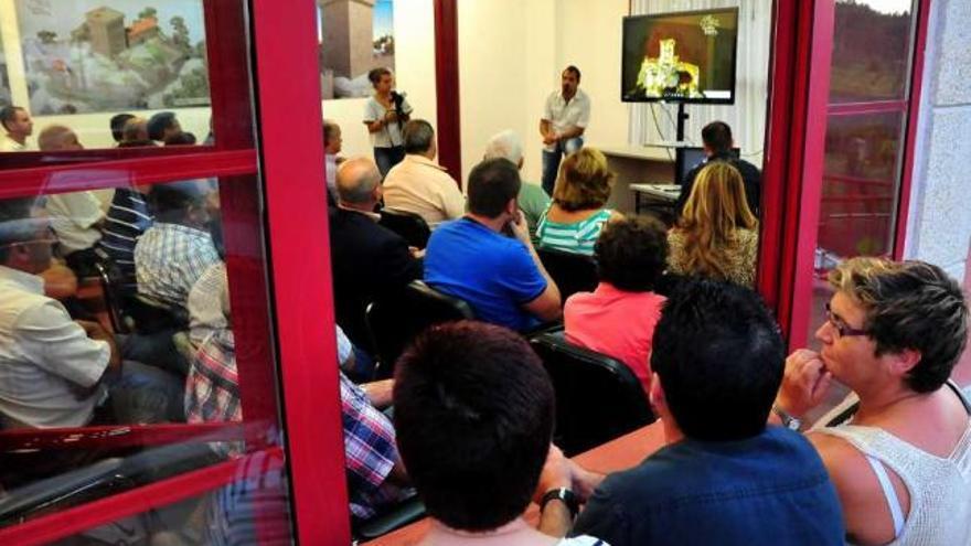 Un momento de la presentación de las imágenes en tres dimensiones del Castillo de Lobeira.  // Iñaki Abella