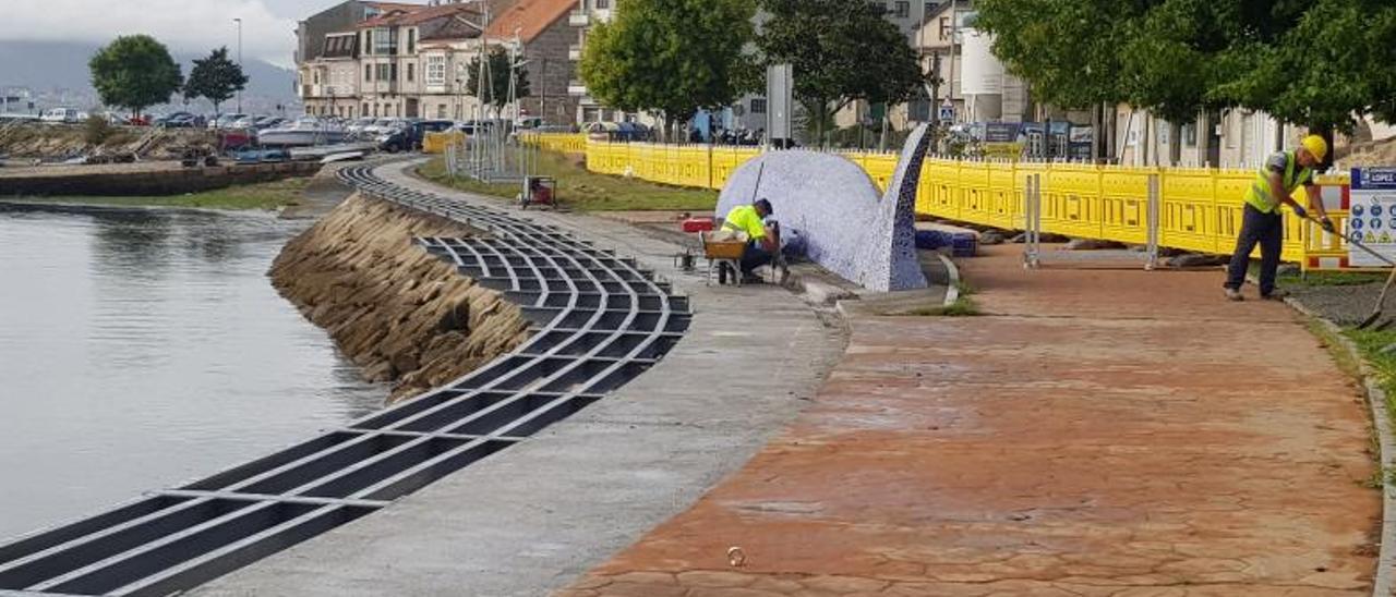 La nueva estructura metálica volada sobre la que se ubicará la senda de madera técnica.   | GONZALO NÚÑEZ