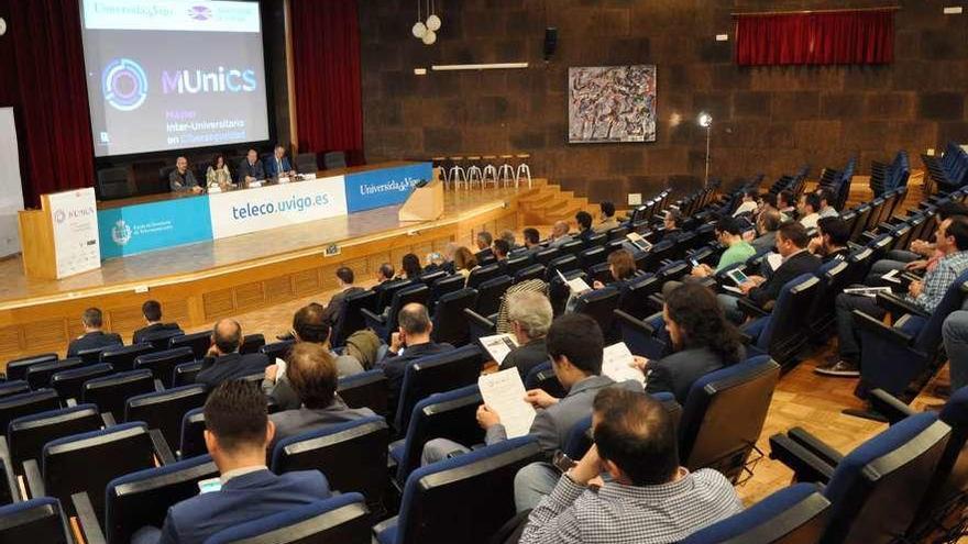 Presentación del máster en Ciberseguridad, ayer, en la Escuela de Telecomunicación. // Duvi