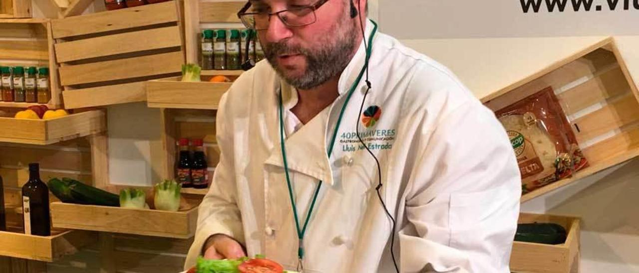 Luis Nel Estrada, con el primer cachopo ecológico, en la feria &quot;Bioastur&quot; de Madrid.