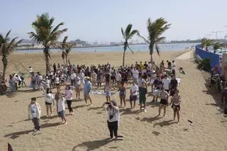 500 banderas palestinas en la playa de Las Alcaraveras para pedir la paz