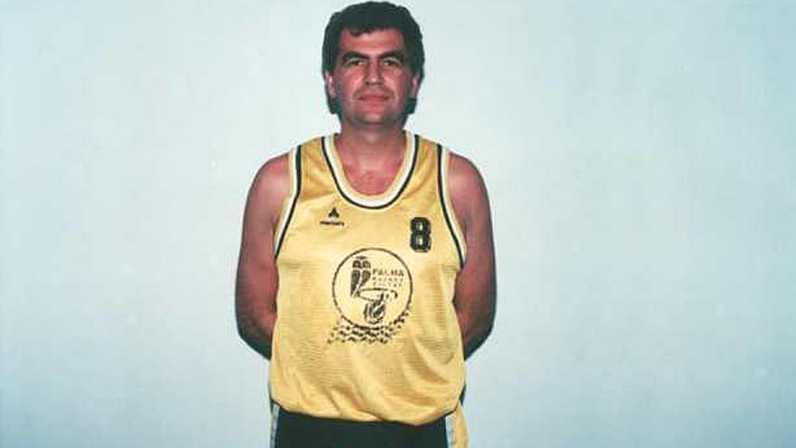 El baloncestista Jordi Sansó posa con la camiseta del Palma en su época de jugador.