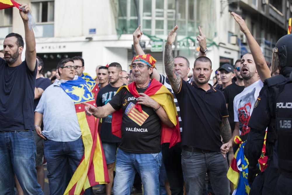 Una protesta ultra revienta la manifestación del Nou d'Octubre en València