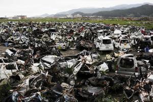 Cotxes destruïts pel tsunami s’amunteguen sis mesos després de la catàstrofe a la ciutat de Rikusentakata, al nord-oest del Japó.